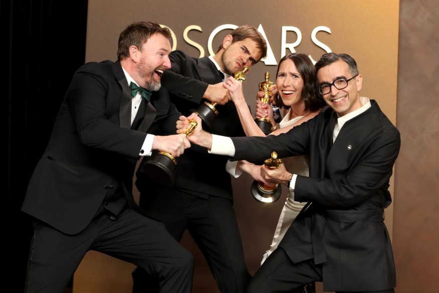 Spalvas, minimālisms un nedaudz retro: labākie tērpi uz “Oskara-2026” sarkanā paklāja